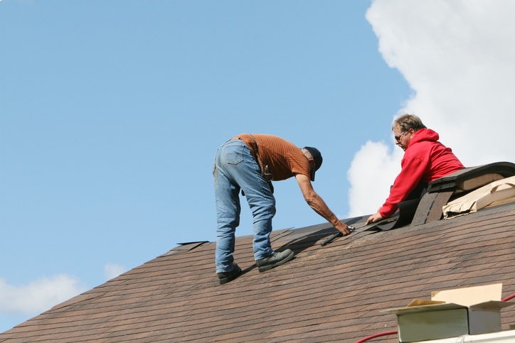 mężczyźni remontują dach